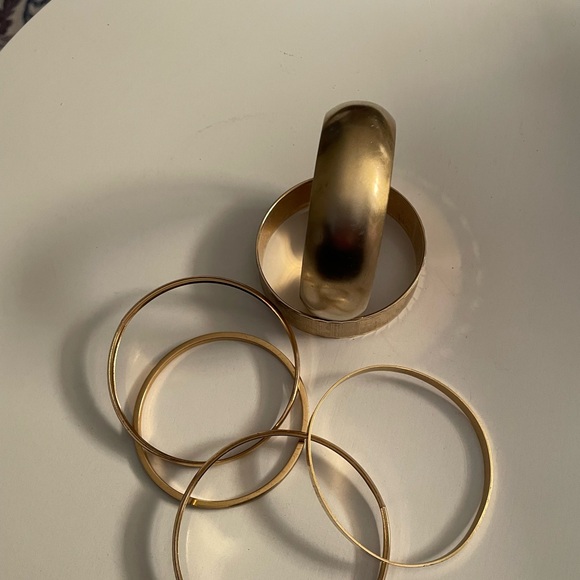 Gold Tone Women’s Bangle Bracelet Set - Picture 3 of 5